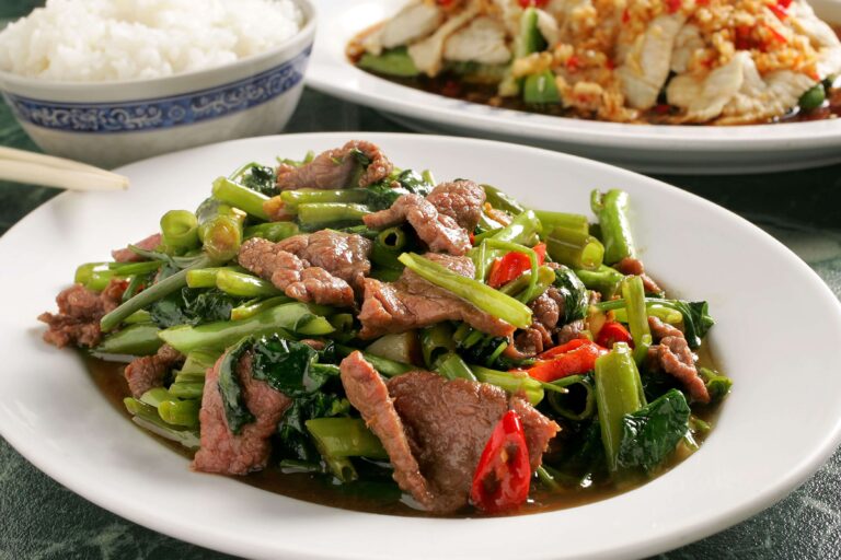 Chế biến món bò xào rau muống